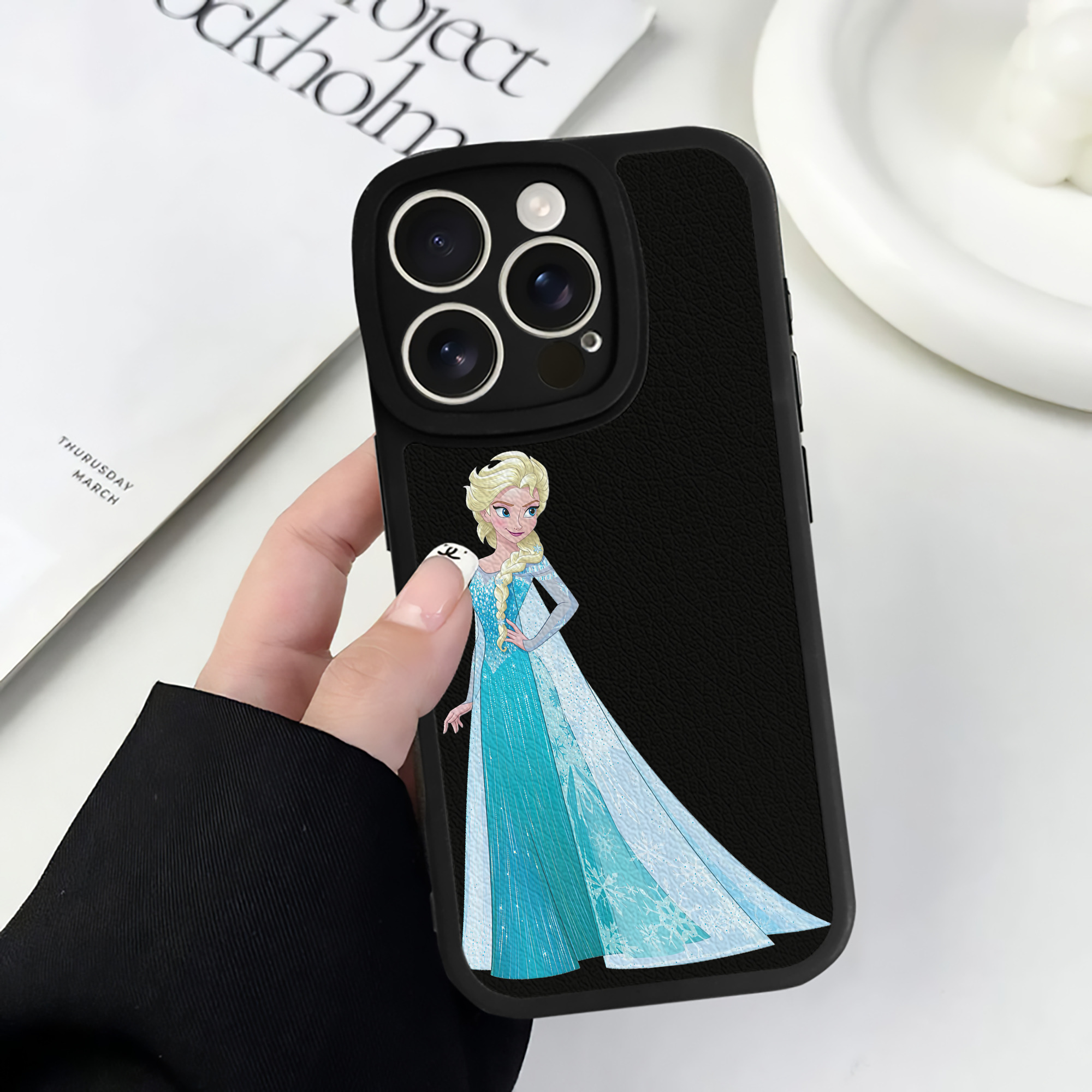（画像用） アナと雪の女王 アンナ エルサ Frozen Anna Elsa 【iPhone 16シリーズ対応】シリコンスマホケース（レザー調） 材質：シリコン